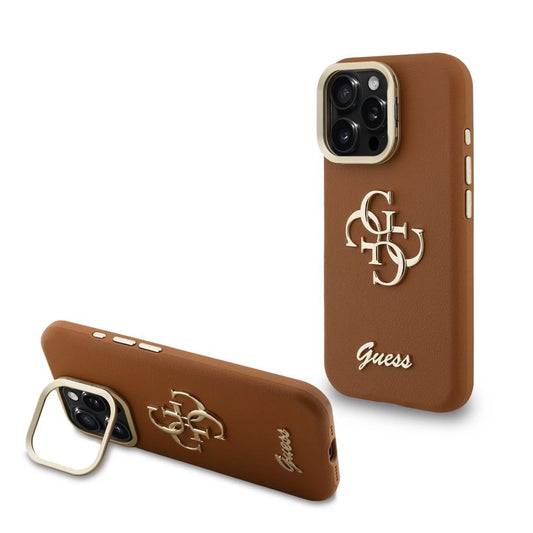Guess PU Grained 4G Logo állványos kamera keretes tok iPhone 15 Pro készülékhez barna - iPhone 15 Pro tok a Domshop kínálatából